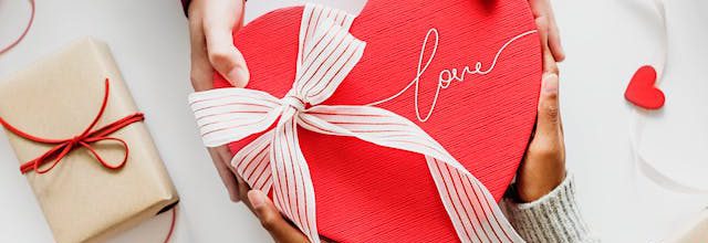 valentines-day-heart-chocolate-box-flowers (1)